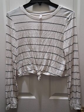 Striped Tie-Front Long Sleeve Crop Top - White/Black
